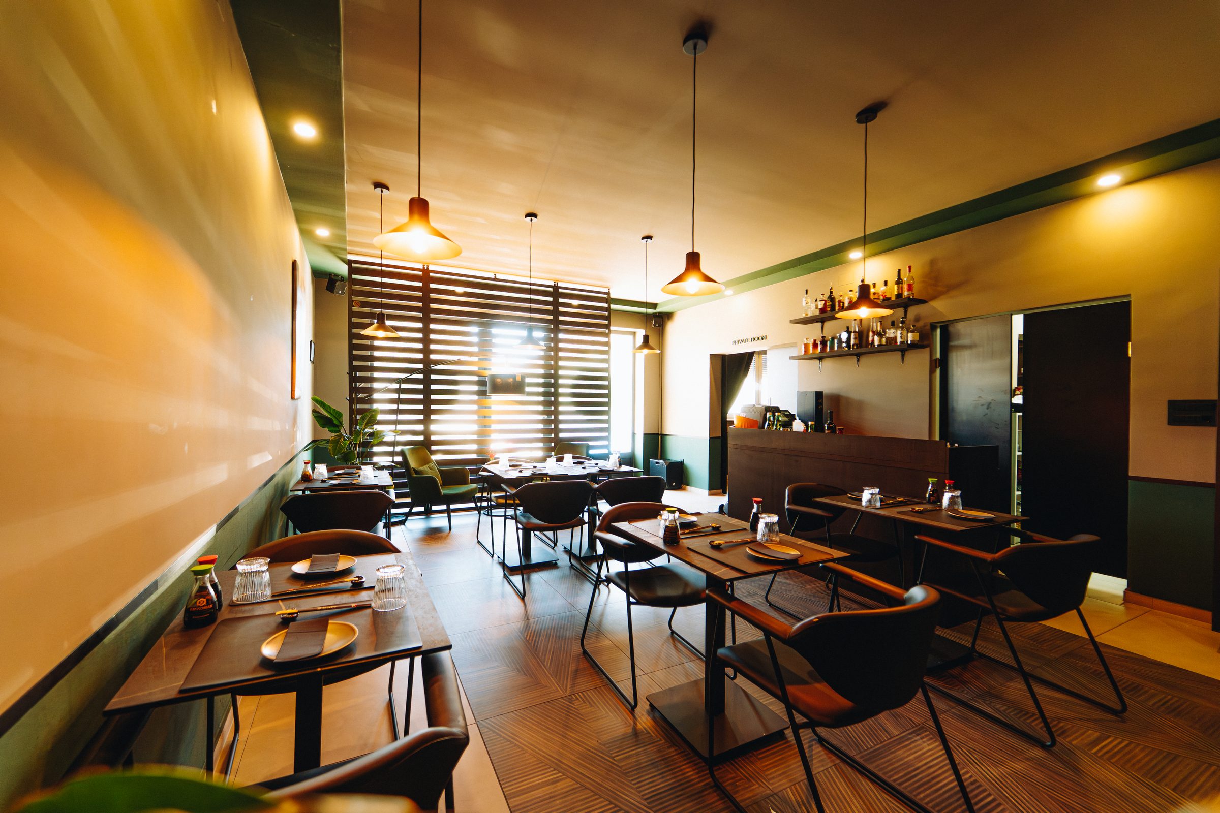 Pogled kroz restoran prema šanku — Omakase Đakovo
